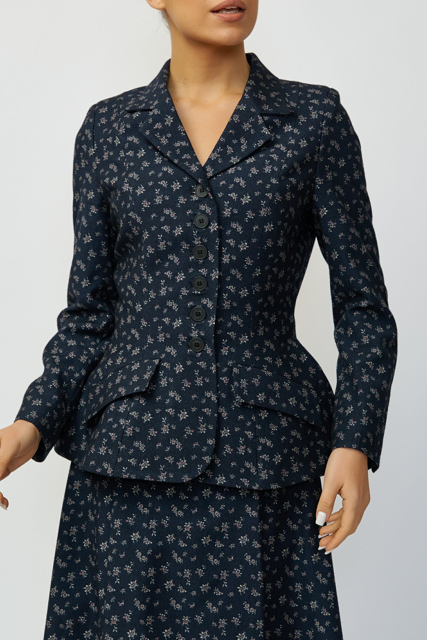 Jacket with peplum and lapel, made of 100% navy wool with small flowers