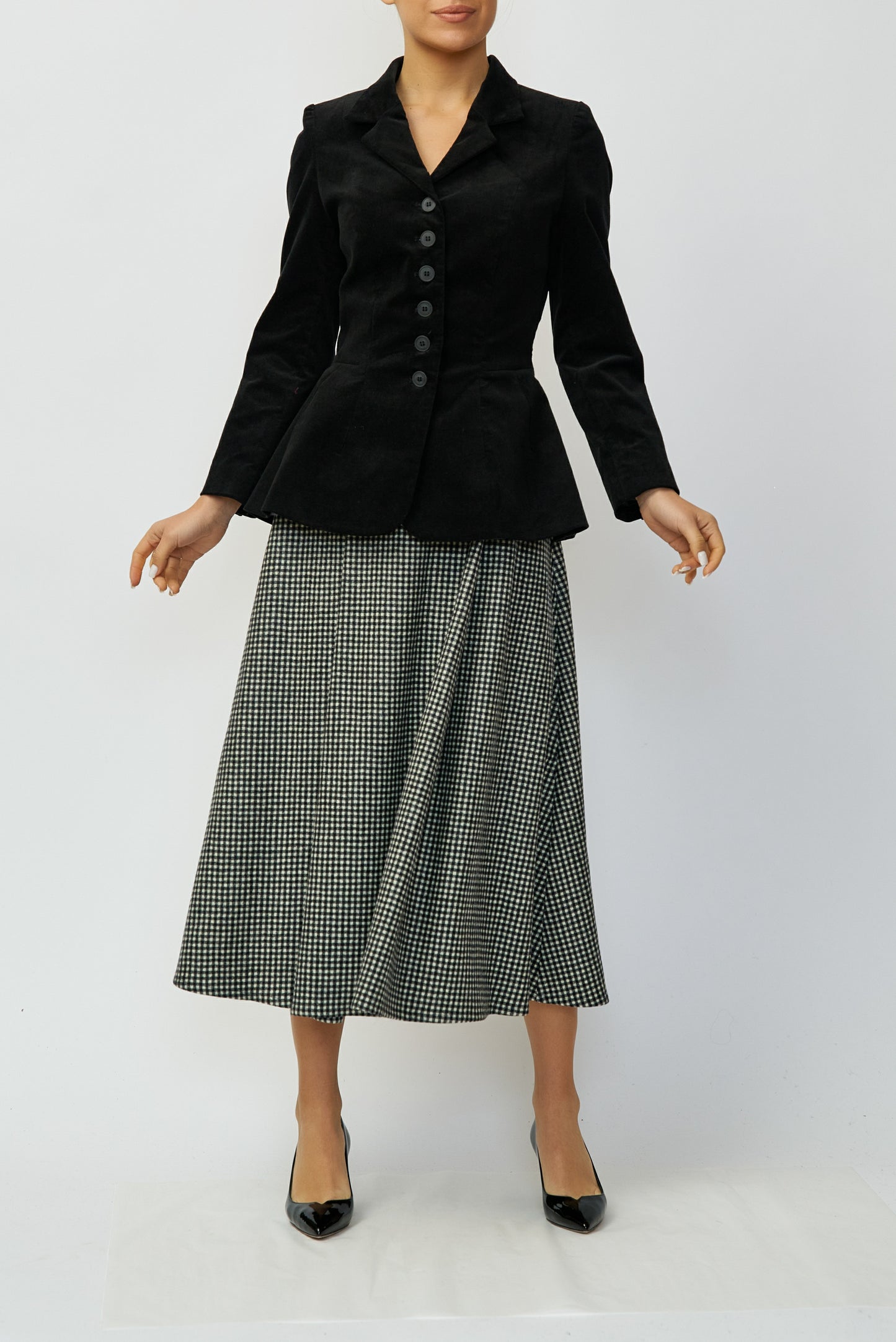 Wide pleated midi skirt made of 100% wool in small checks