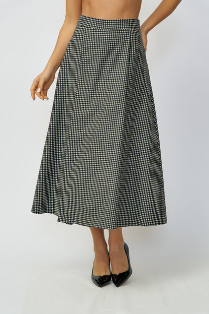 Wide pleated midi skirt made of 100% wool in small checks