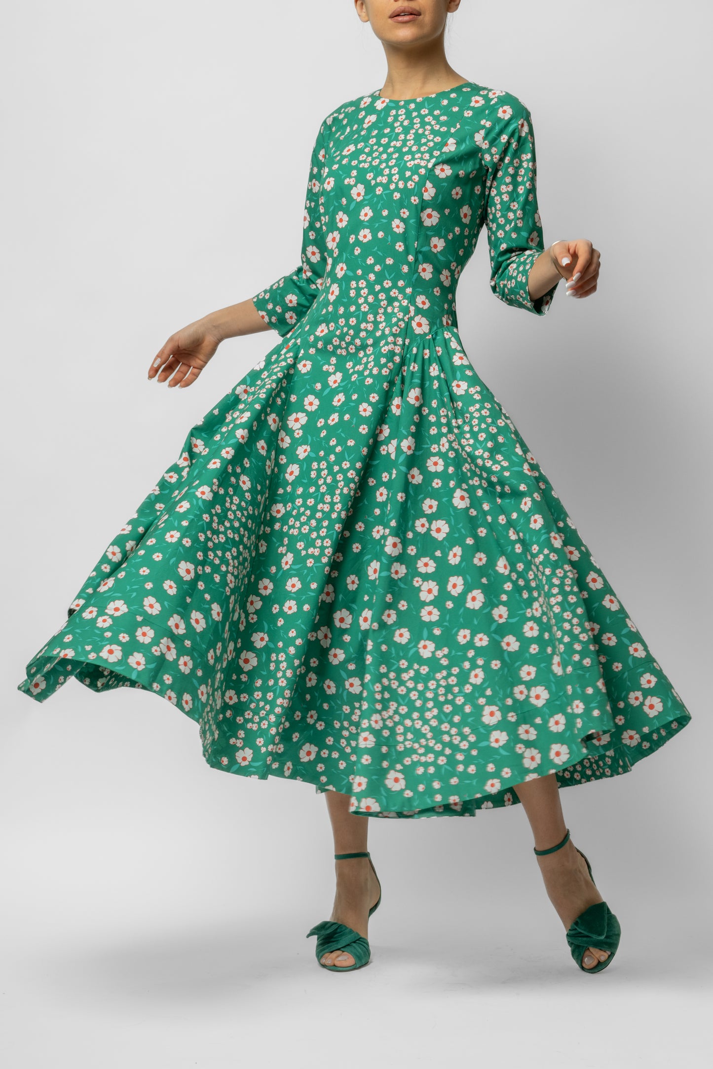 Rochie midi din bumbac cu flori pe verde