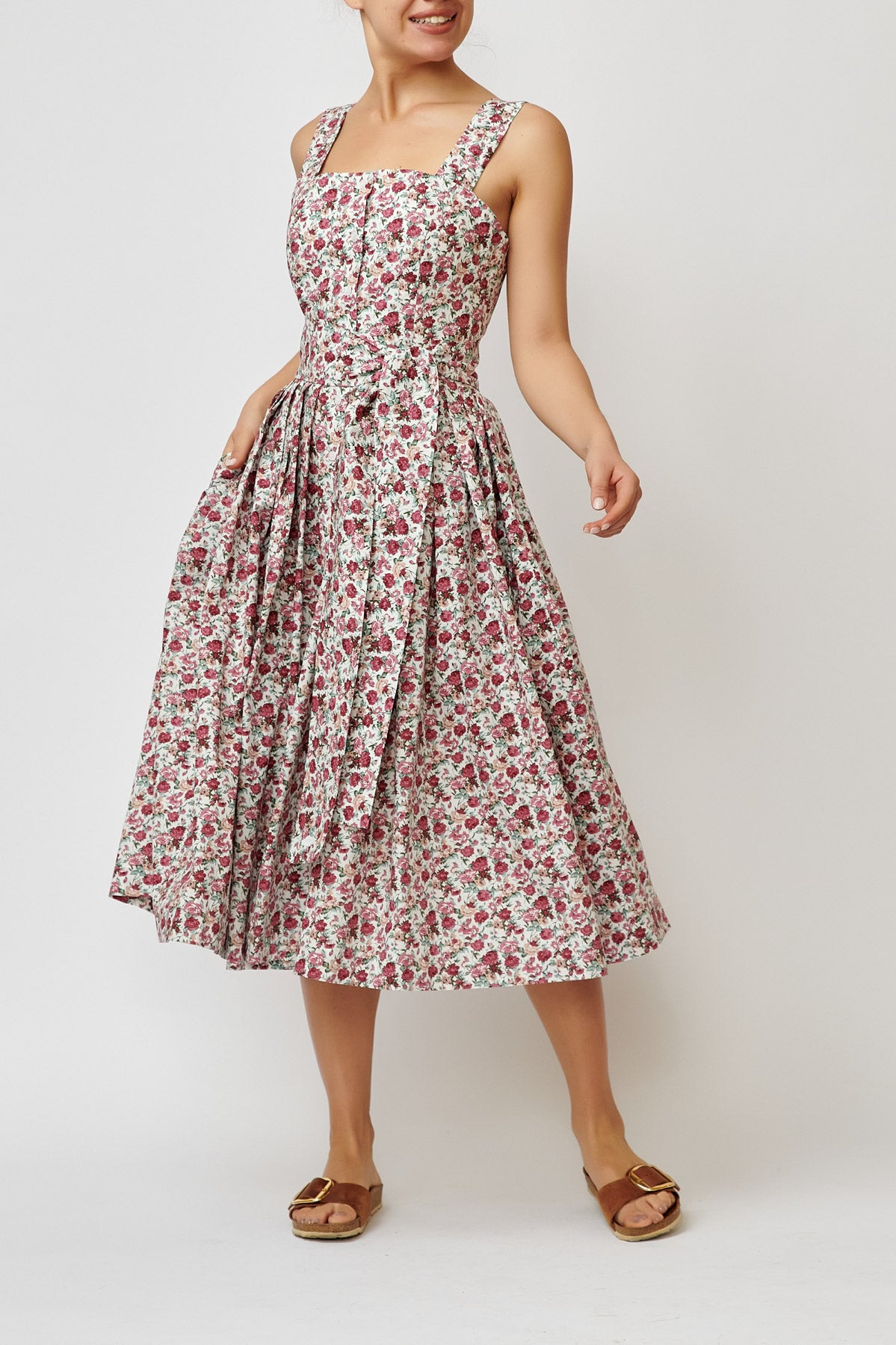 Dress with straps, made of cotton with a print of small flowers on white