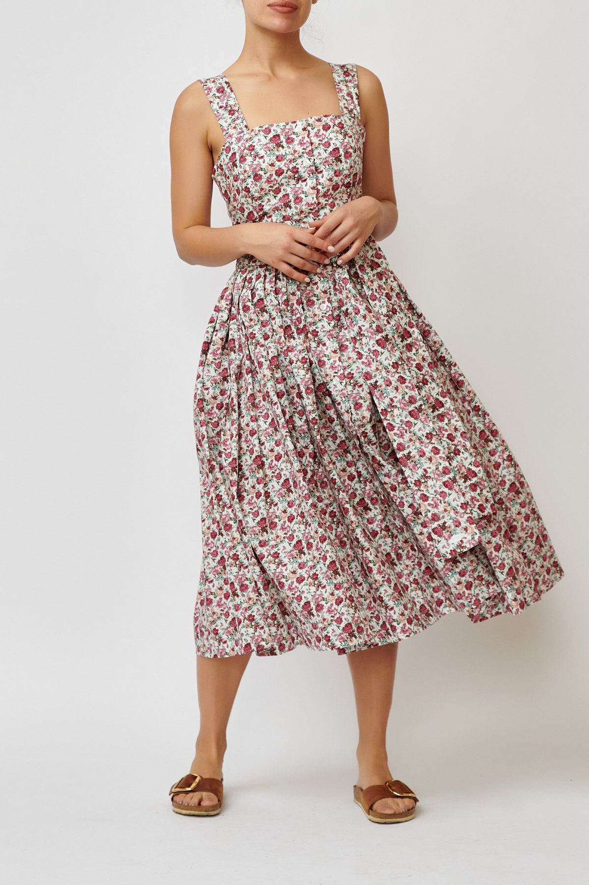 Dress with straps, made of cotton with a print of small flowers on white