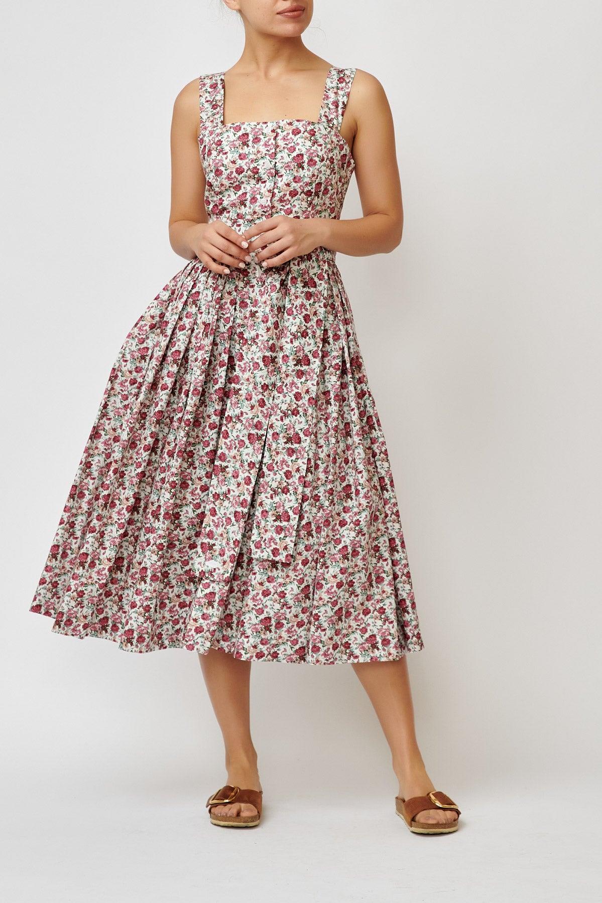 Dress with straps, made of cotton with a print of small flowers on white