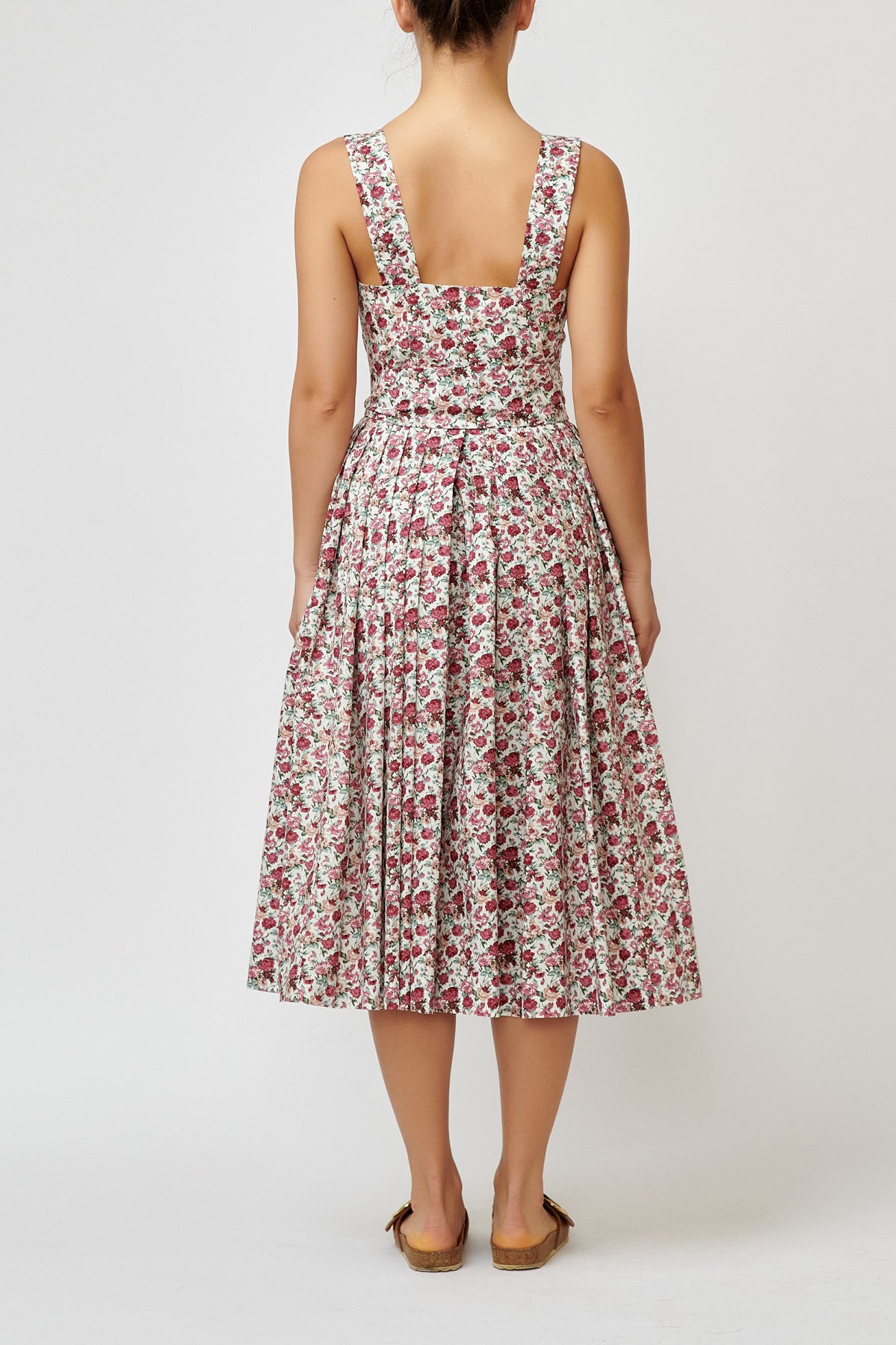 Dress with straps, made of cotton with a print of small flowers on white