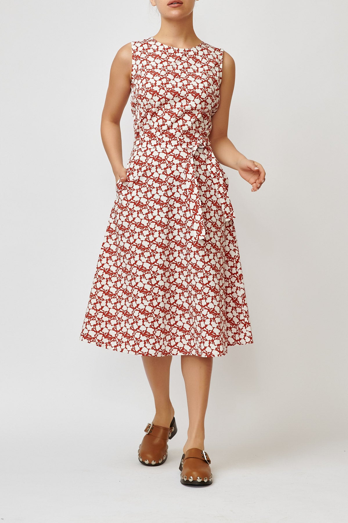 Sleeveless poplin dress with brick print