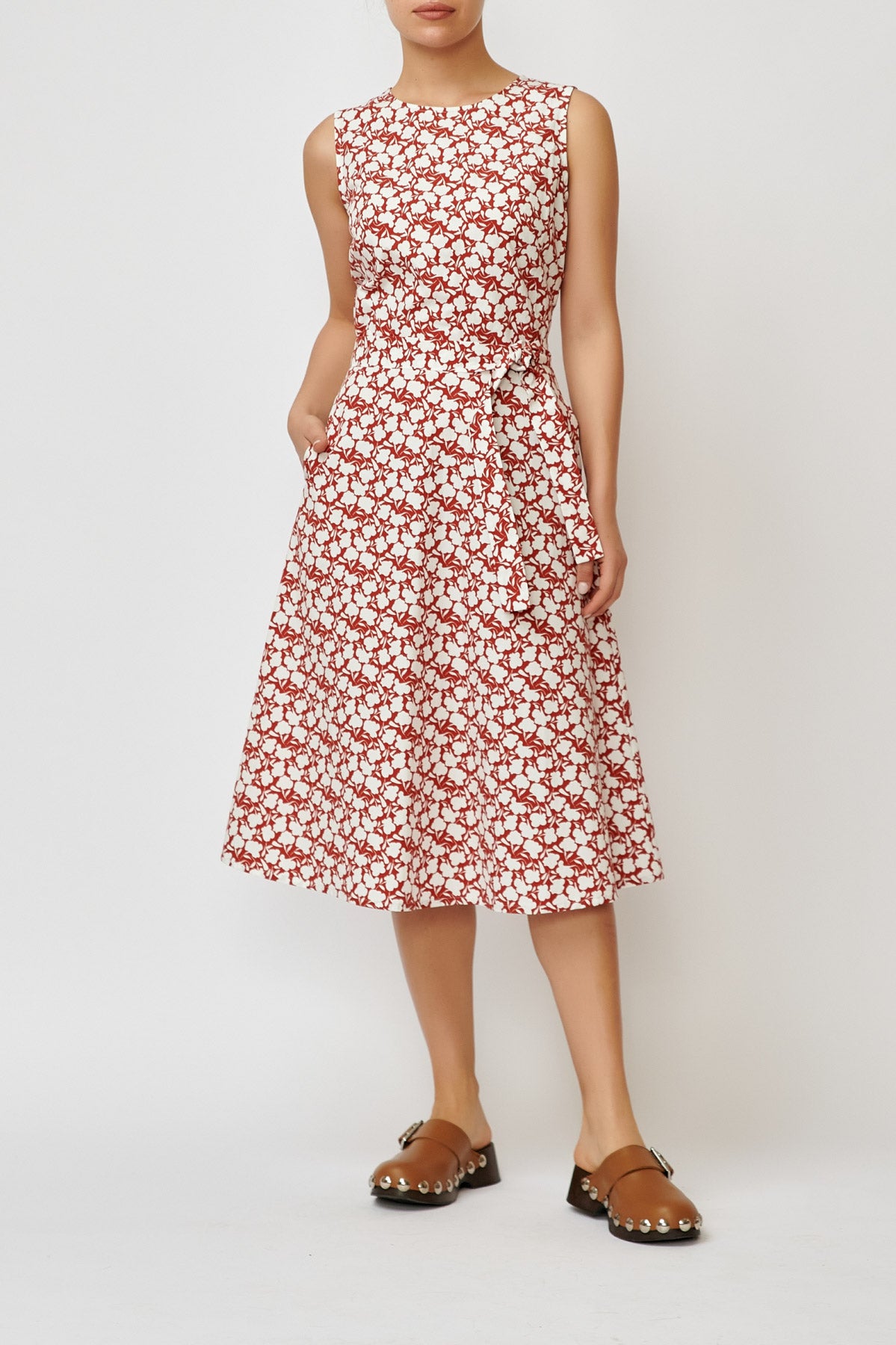 Sleeveless poplin dress with brick print