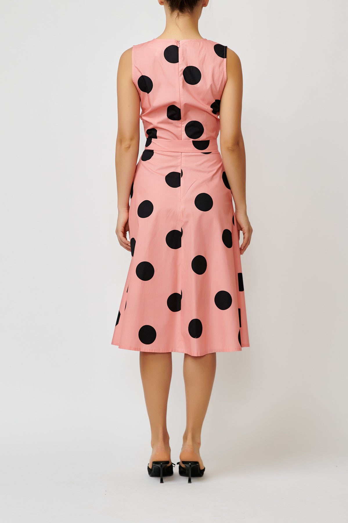 Sleeveless poplin dress with black and pink polka dots