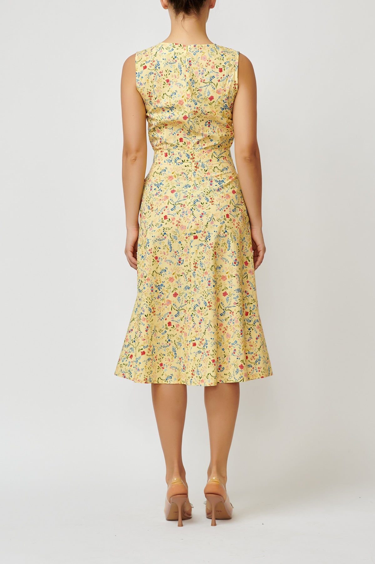 Sleeveless poplin dress with small flowers on a yellow background