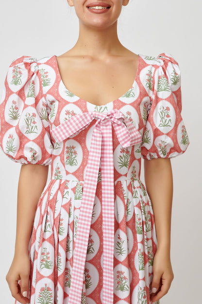 Cotton dress with "Aman" print on pink