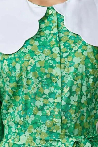 Rochie cu guler alb din poplin cu flori pe fundal verde 